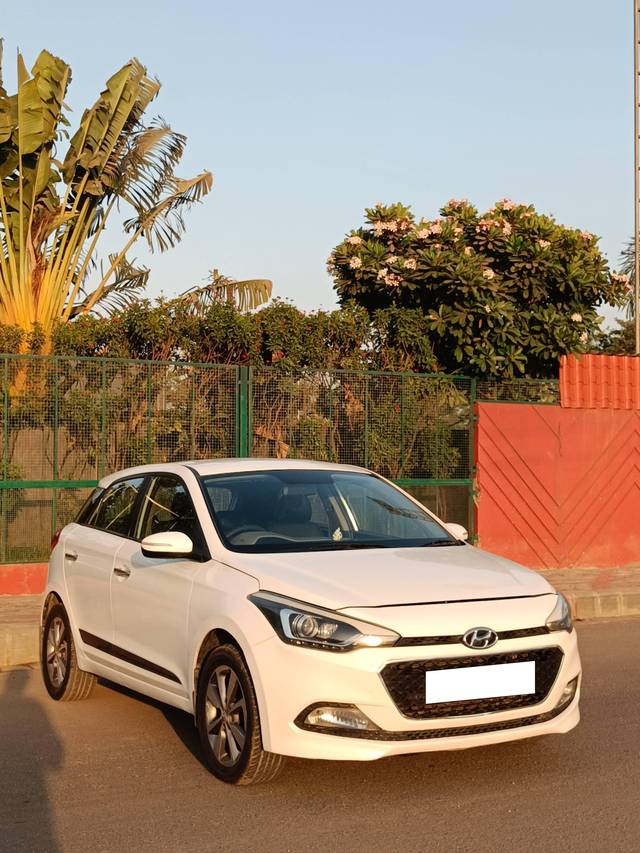 https://images10.gaadi.com/usedcar_image/4513649/original/processed_07fc78832a0fc3a681a09689b6043263.jpg?imwidth=6400