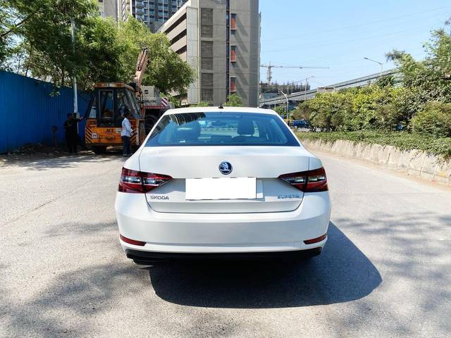 https://images10.gaadi.com/usedcar_image/4513659/original/processed_477e7061c7369badb761553d37cfa259.jpg?imwidth=6401