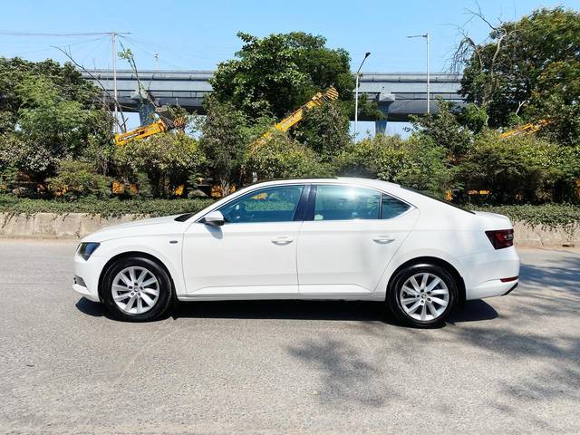 https://images10.gaadi.com/usedcar_image/4513659/original/processed_c634752cbe7ff3f2b6c939217441c5c8.jpg?imwidth=6402