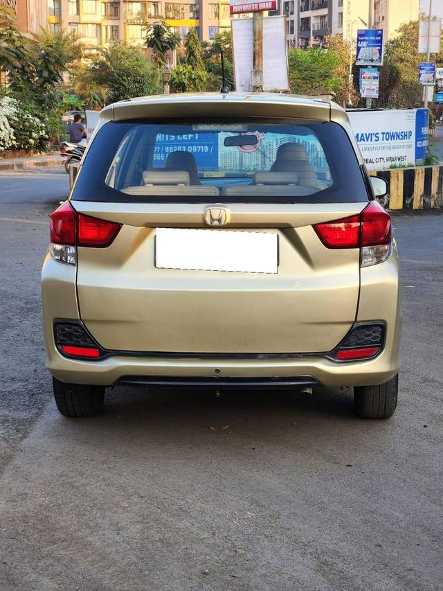 https://images10.gaadi.com/usedcar_image/4513782/original/processed_8eb7ad8d4f996cb80dd3c7989d4dfc2a.jpg?imwidth=6402