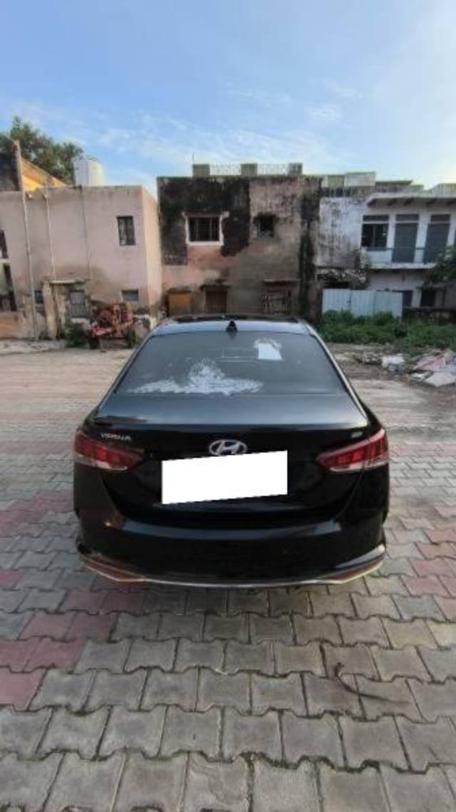 https://images10.gaadi.com/usedcar_image/4513814/original/processed_0ade2458-d261-4988-bd9c-3460270bf217.jpg?imwidth=6402