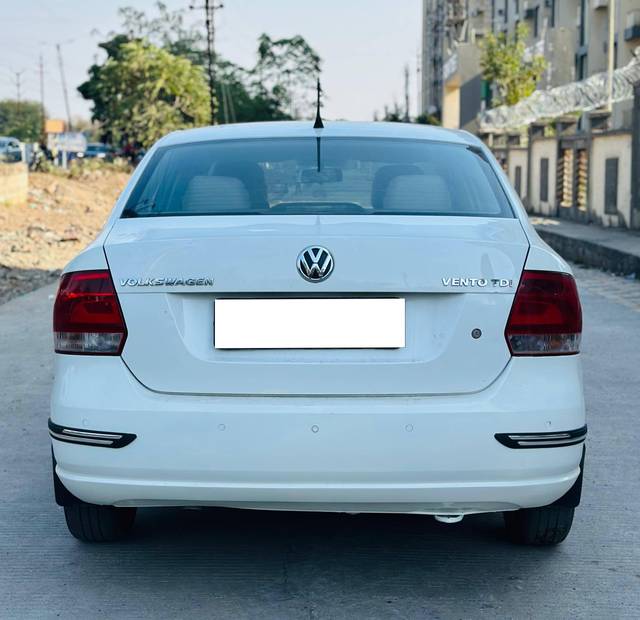 https://images10.gaadi.com/usedcar_image/4513884/original/processed_e7e6cc7a9688d4b32f63cb7ae5ca409a.jpg?imwidth=6401