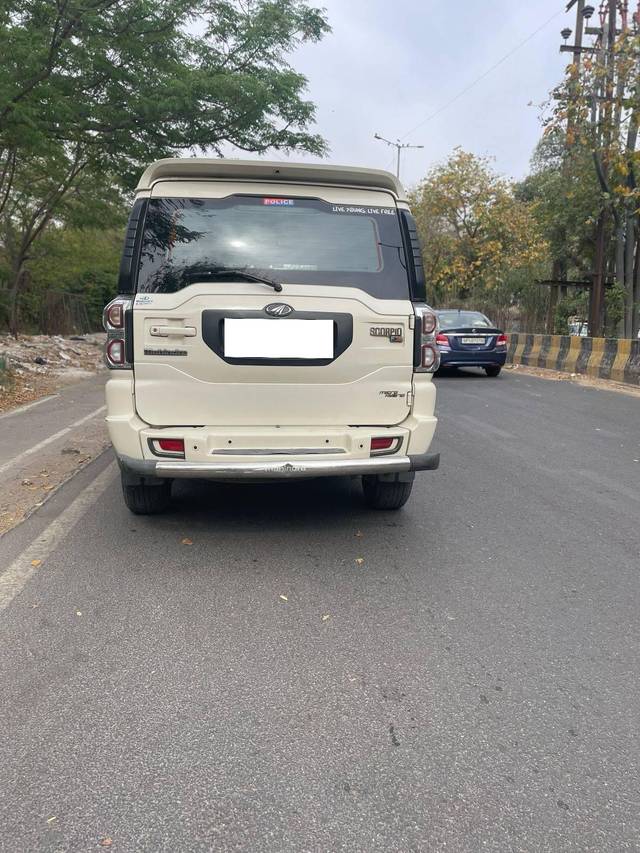 https://images10.gaadi.com/usedcar_image/4513980/original/processed_a72220ea-a1a4-44ba-978e-531ccc4dc6cf.jpg?imwidth=6400