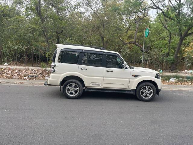 https://images10.gaadi.com/usedcar_image/4513980/original/processed_e879340c-9a2d-4066-b7e4-3f84a97a61b7.jpg?imwidth=6402