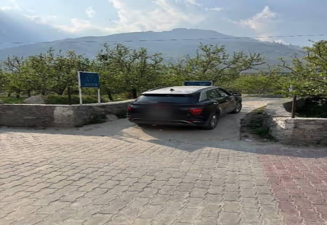 https://images10.gaadi.com/usedcar_image/4514091/original/92442588-8611-406c-8614-4331126e348c.?imwidth=6400