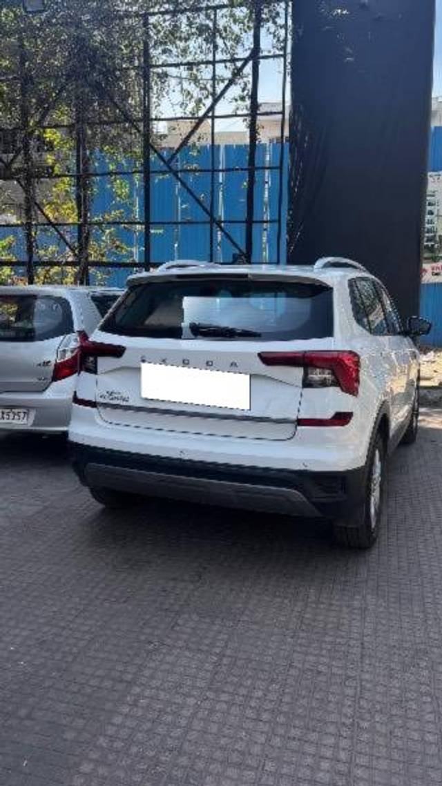 https://images10.gaadi.com/usedcar_image/4514135/original/processed_33d66f24-5d58-4984-8e53-0c09e70a649c.jpeg?imwidth=6400
