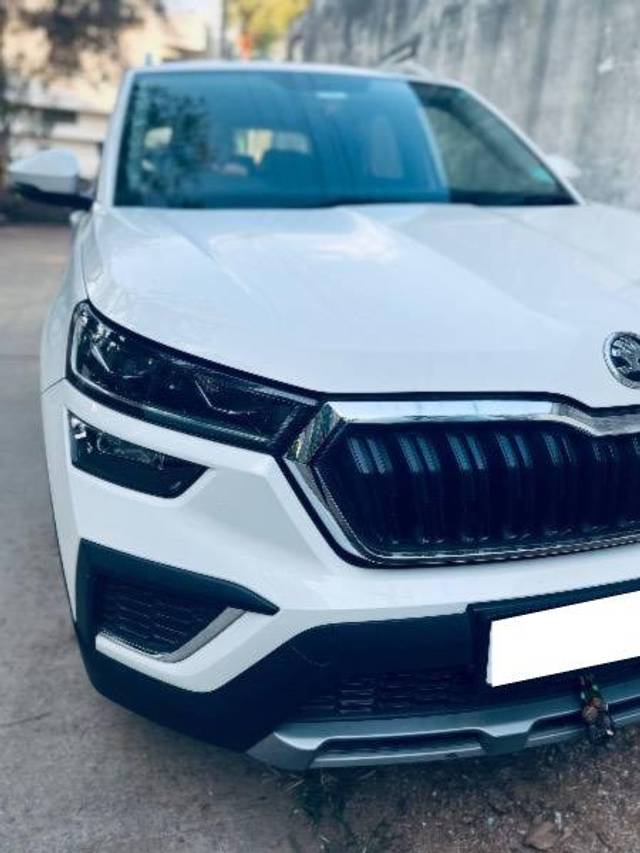 https://images10.gaadi.com/usedcar_image/4514135/original/processed_7d9b0912-2e5d-4113-906b-0b2747818610.jpeg?imwidth=6401