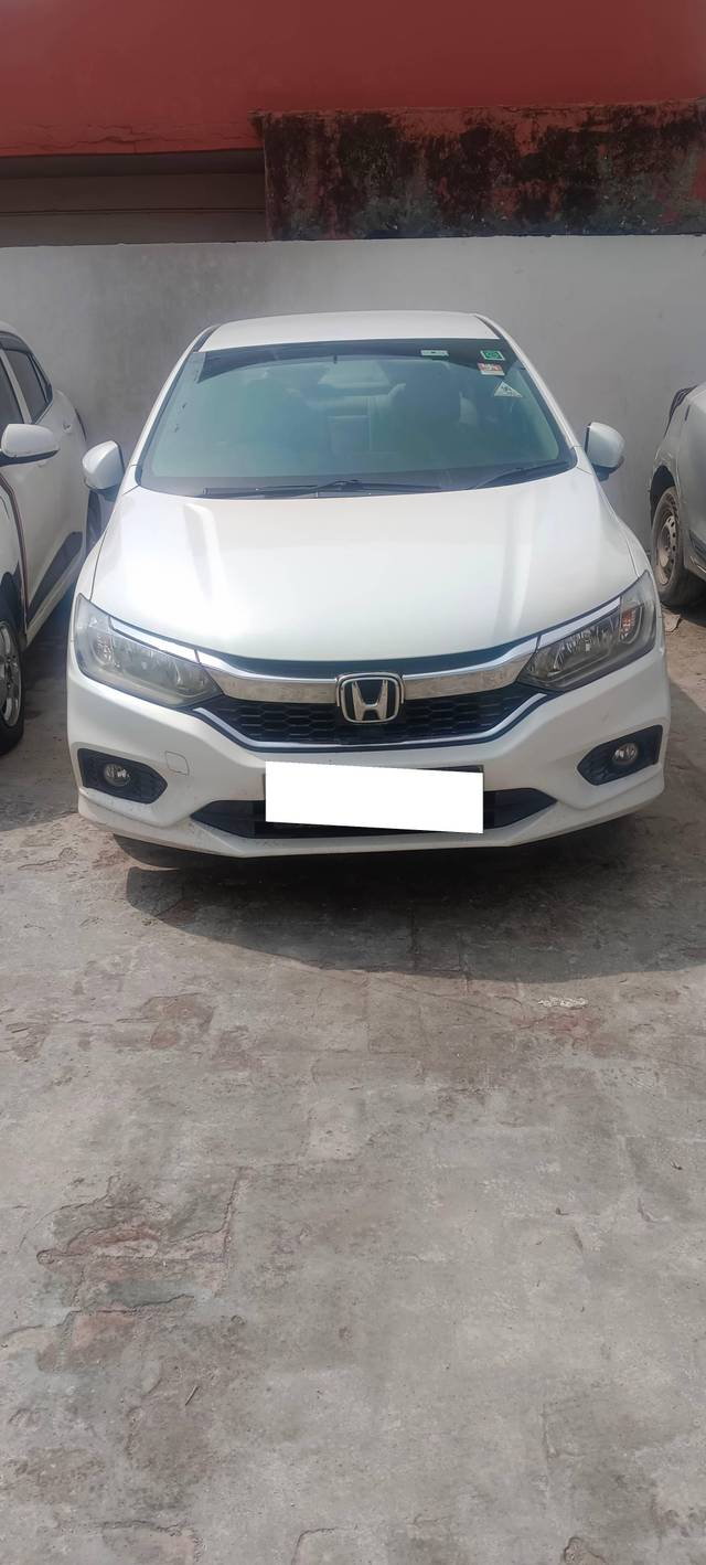 https://images10.gaadi.com/usedcar_image/4514236/original/processed_50803178e5b4cf384eae928b013b4875.jpg?imwidth=6402