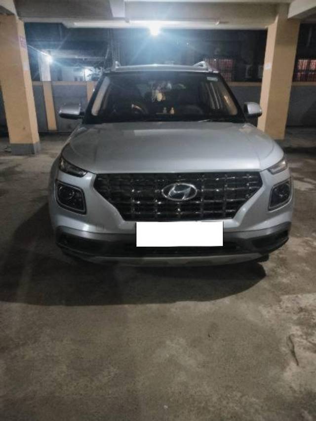 https://images10.gaadi.com/usedcar_image/4514269/original/processed_1175b678-838b-42d8-84d9-87185b3da929.jpg?imwidth=6400