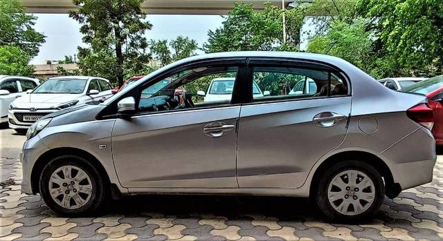 https://images10.gaadi.com/usedcar_image/4514273/original/processed_254bd009256da01461fb4c60ed3b72ab.jpg?imwidth=6402