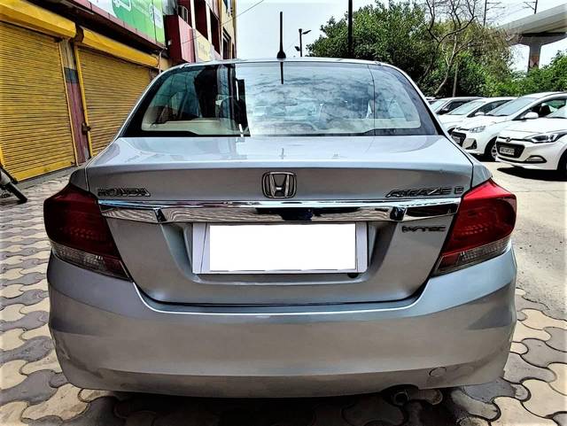 https://images10.gaadi.com/usedcar_image/4514273/original/processed_35e2778adf3bb6fe856762a5183b3171.jpg?imwidth=6401
