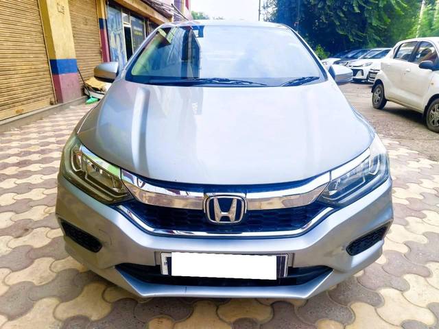 https://images10.gaadi.com/usedcar_image/4514313/original/processed_0cead19467467eb6cb77f91e27cc9378.jpeg?imwidth=6402