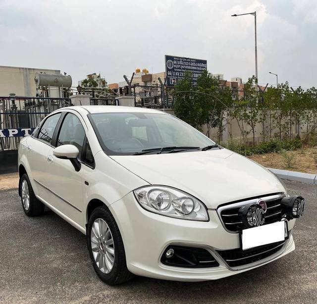 https://images10.gaadi.com/usedcar_image/4514315/original/processed_132cbce90db5f5915b450efd454b3ffa.jpg?imwidth=6400