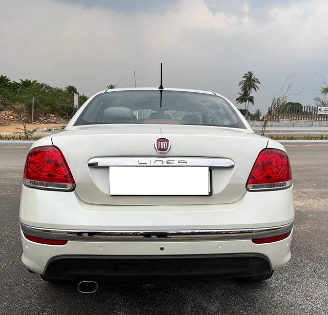https://images10.gaadi.com/usedcar_image/4514315/original/processed_541b7086a9e32f47596e64aa5999d3a2.jpg?imwidth=6402