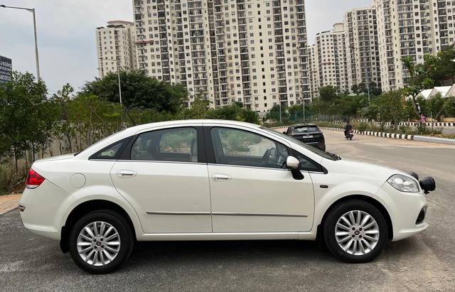 https://images10.gaadi.com/usedcar_image/4514315/original/processed_6788136b80488a8e222b17cd25f60c8b.jpg?imwidth=6401