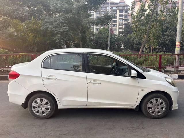 https://images10.gaadi.com/usedcar_image/4514393/original/processed_5b31d3478acf158e68c4efbc90035f96.jpg?imwidth=6401