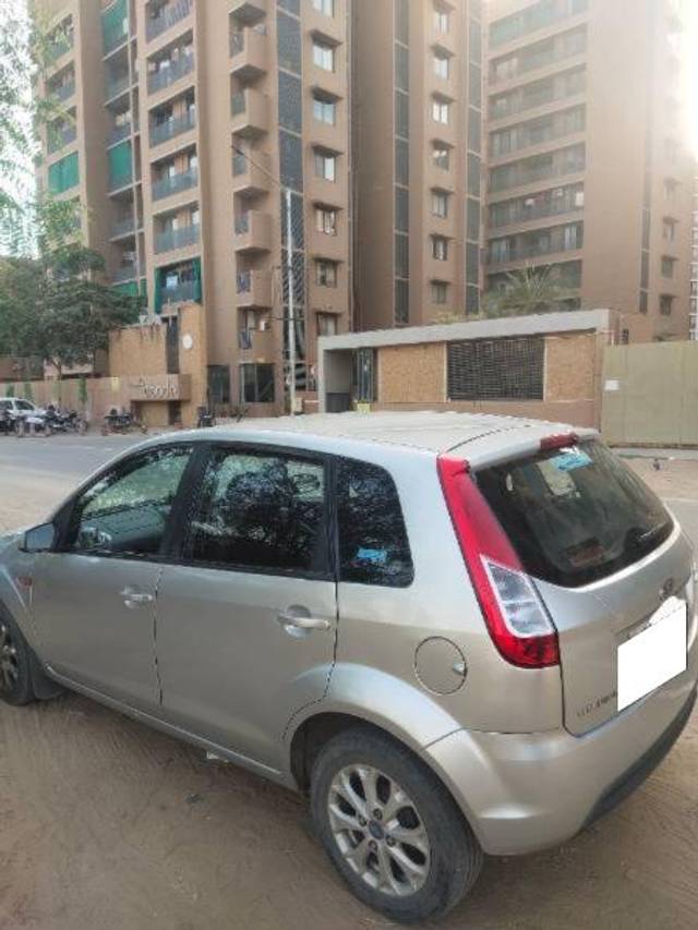 https://images10.gaadi.com/usedcar_image/4514414/original/processed_1d63776b-7fea-469b-a436-7d80b2871d9a.jpg?imwidth=6401