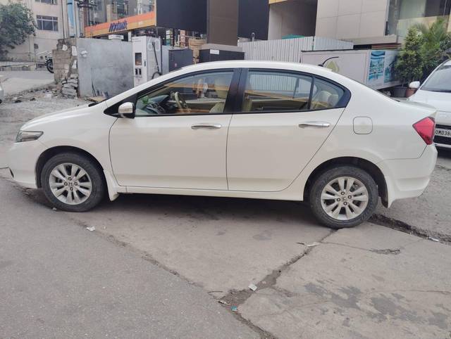 https://images10.gaadi.com/usedcar_image/4514442/original/processed_b7f4608b003986b7eb3b875bc776c954.jpg?imwidth=6402
