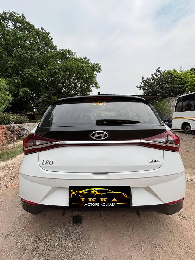 https://images10.gaadi.com/usedcar_image/4514443/original/processed_9d3c167b44dfee307ab2af976f934e27.jpg?imwidth=6402
