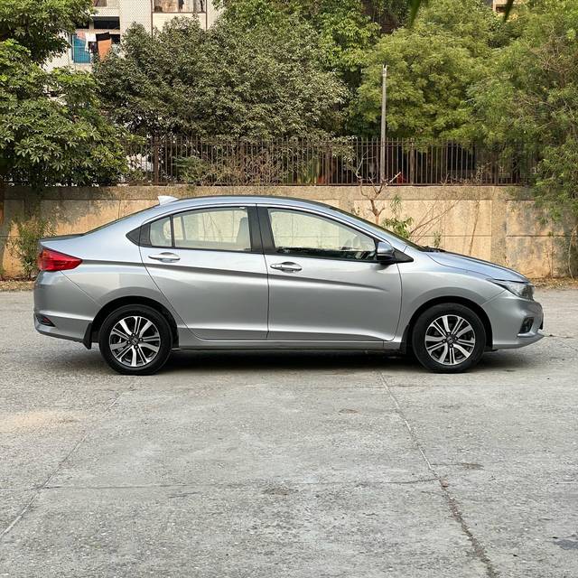 https://images10.gaadi.com/usedcar_image/4514448/original/fe8c479e729aa8d116bb8926923836e8.jpg?imwidth=6401