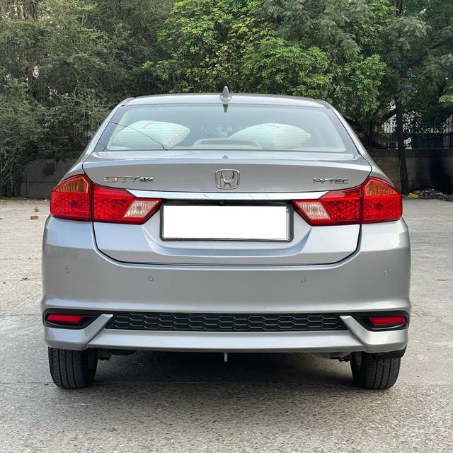 https://images10.gaadi.com/usedcar_image/4514448/original/processed_4186732dfda2b5aefc75c74670990bea.jpg?imwidth=6402