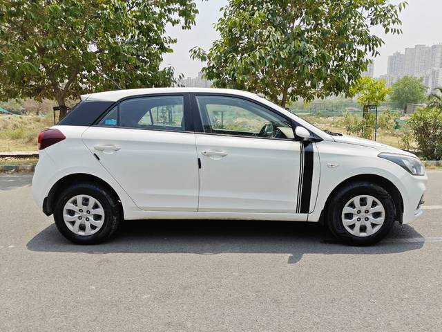 https://images10.gaadi.com/usedcar_image/4514457/original/1bf2ca017b01848497453bd2e8c1cf2f.jpg?imwidth=6401