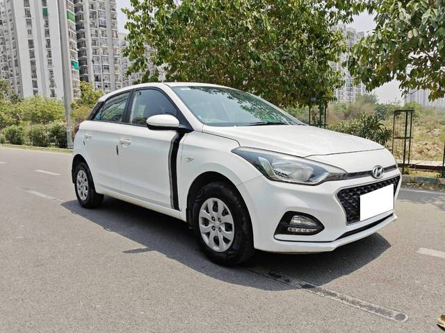 https://images10.gaadi.com/usedcar_image/4514457/original/processed_4bc60ff1af6321efc34086fdd5d85811.jpg?imwidth=6400