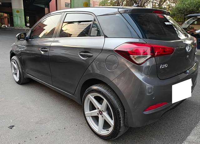 https://images10.gaadi.com/usedcar_image/4514484/original/processed_ae18acb6fb90c418d4dedc9b996eaf33.jpg?imwidth=6402