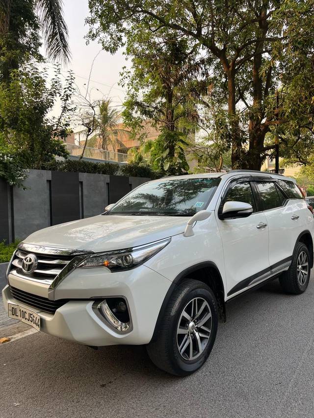 https://images10.gaadi.com/usedcar_image/4514508/original/processed_728296c1b6f983ab237bc3435b3ccbf9.jpg?imwidth=6402
