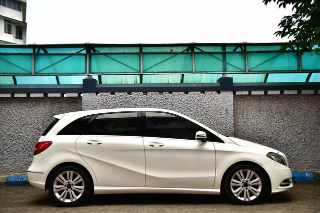 https://images10.gaadi.com/usedcar_image/4514514/original/39d21e1c5e93a88ba24fa3a12522530f.jpg?imwidth=6401