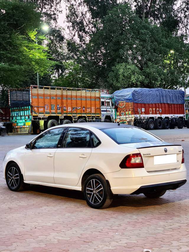 https://images10.gaadi.com/usedcar_image/4514519/original/processed_9a7c42a044328613aae1fba8be4d3473.jpg?imwidth=6402