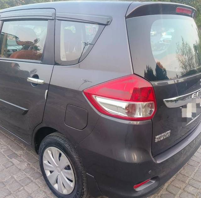 https://images10.gaadi.com/usedcar_image/4514527/original/processed_8dfaca98dbf55c8a7b2789c662dc8e64.jpg?imwidth=6402