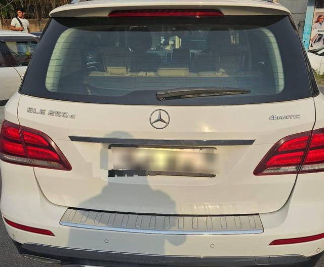 https://images10.gaadi.com/usedcar_image/4514538/original/processed_de6094d14f97739afed5b794ef51b67e.jpg?imwidth=6402