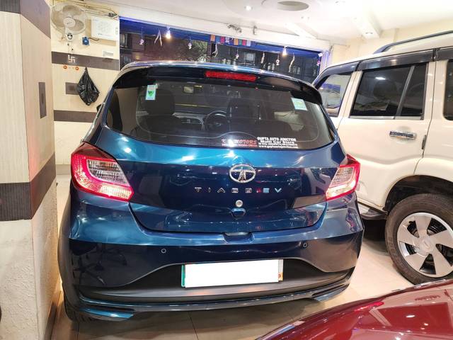 https://images10.gaadi.com/usedcar_image/4514604/original/processed_8a47033d91cf7a4524bfe95647f6ff9b.jpg?imwidth=6402