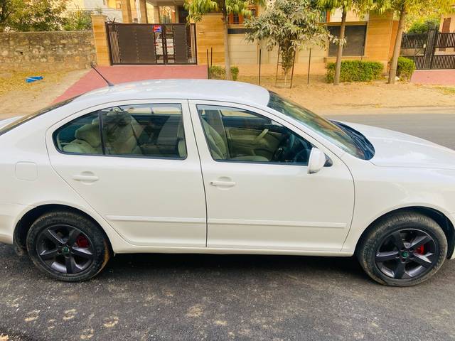https://images10.gaadi.com/usedcar_image/4514758/original/57e099452c93c63e6ebdebede5fde121.jpg?imwidth=6401