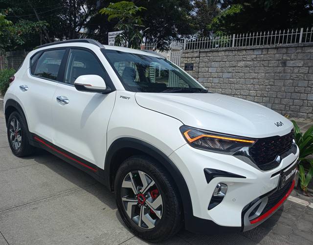 https://images10.gaadi.com/usedcar_image/4514761/original/processed_590d5bfbd614a9563d7ef361a747680f.jpeg?imwidth=6400