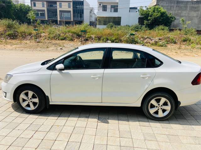 https://images10.gaadi.com/usedcar_image/4514762/original/e310df9bad763c072f1fcaba83f9a201.jpg?imwidth=6402
