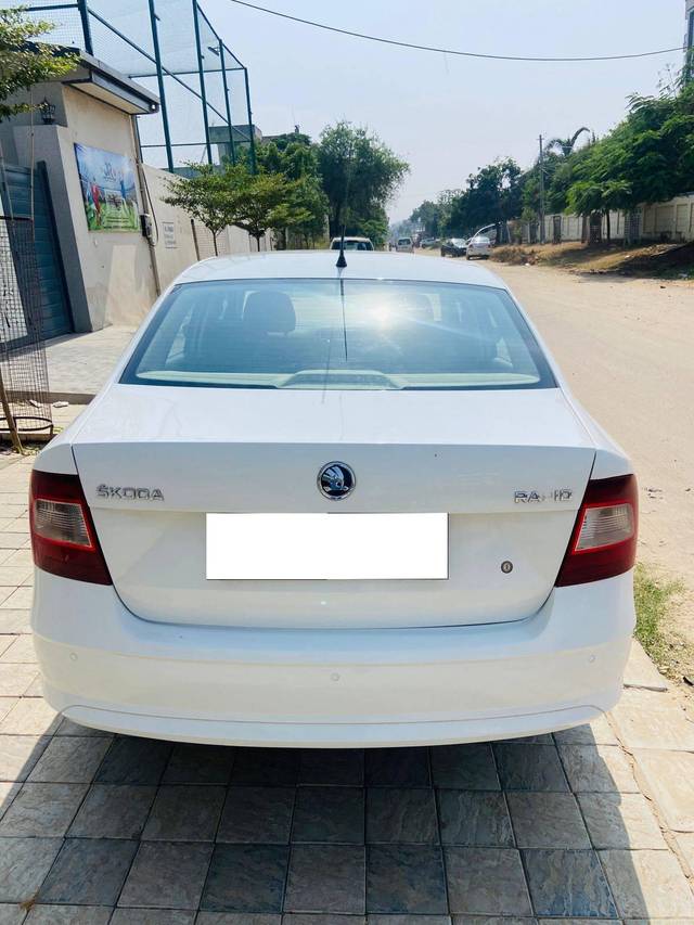 https://images10.gaadi.com/usedcar_image/4514762/original/processed_c4407a363def83474e317fa90eaa2862.jpg?imwidth=6401