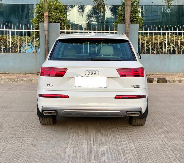 https://images10.gaadi.com/usedcar_image/4514763/original/processed_6a4a4588d028be59a72277125e93d16b.jpg?imwidth=6402