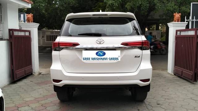 https://images10.gaadi.com/usedcar_image/4514808/original/processed_190aadee59fc851b4e7d6e63e6d58570.jpeg?imwidth=6402