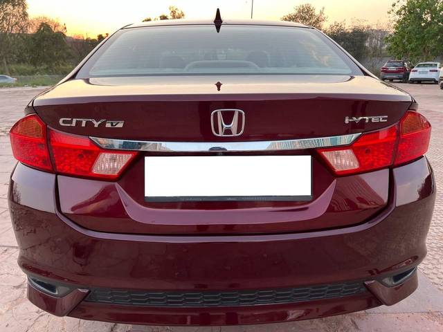 https://images10.gaadi.com/usedcar_image/4514826/original/processed_ae50c78fa85bce84a1e6e64965d9c7ce.jpg?imwidth=6402