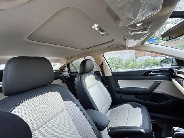 https://images10.gaadi.com/usedcar_image/4514935/original/7bb2106a5f2c1efa1ca91a98305fa7b5.jpg?imwidth=6402