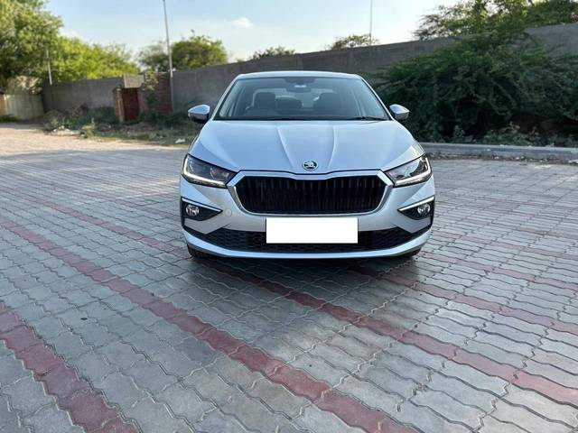 https://images10.gaadi.com/usedcar_image/4514935/original/processed_5ed3e19a368f85c84d9f446bc842811e.jpg?imwidth=6401