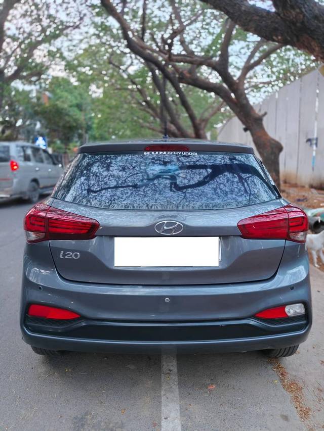 https://images10.gaadi.com/usedcar_image/4514987/original/processed_795e995d3c8654e79de1e1eed7d42f16.jpg?imwidth=6401