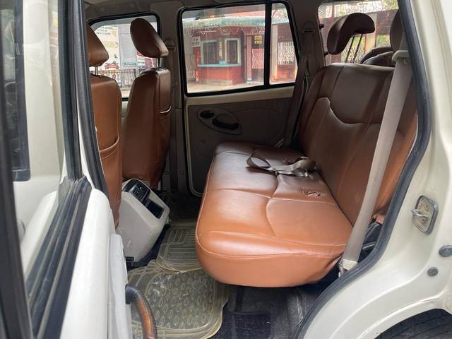 https://images10.gaadi.com/usedcar_image/4514999/original/0d81f84276e6b7f775eb72d88cb6f8a0.jpg?imwidth=6402
