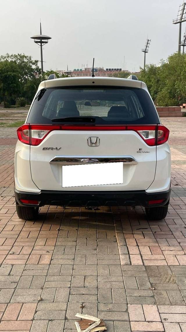 https://images10.gaadi.com/usedcar_image/4515118/original/processed_a8002f4eee59e9b06d22bc262ae33c8f.jpg?imwidth=6402