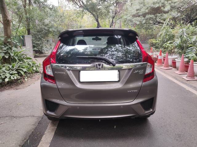 https://images10.gaadi.com/usedcar_image/4515159/original/processed_21ea3683a1b52be683e28154c65e38d8.jpg?imwidth=6402