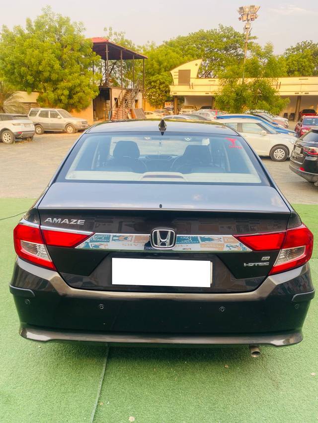 https://images10.gaadi.com/usedcar_image/4515208/original/processed_efa512938a6425294d3d721bd709f4b7.jpg?imwidth=6402
