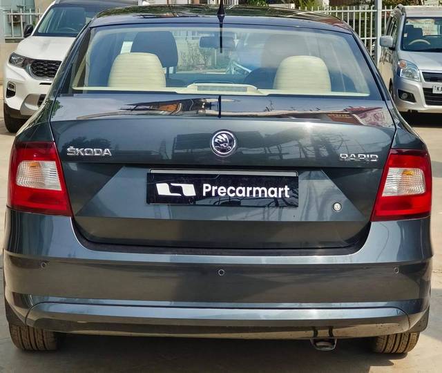 https://images10.gaadi.com/usedcar_image/4515236/original/processed_e166ddf40a78913d330740e8aa6f65cc.jpeg?imwidth=6402