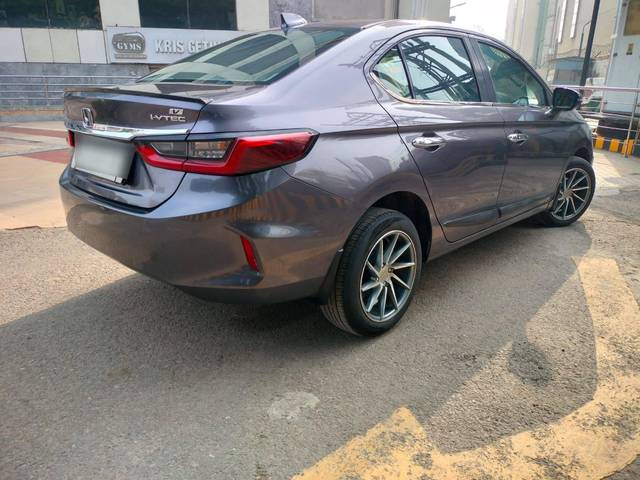 https://images10.gaadi.com/usedcar_image/4515241/original/processed_f6278aefc075f6febd48244ab4612f93.jpg?imwidth=6402